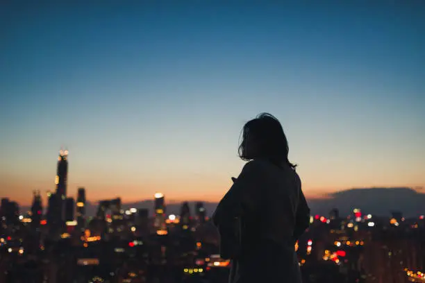 Mujer contemplando la ciudad, imagen de atención individual