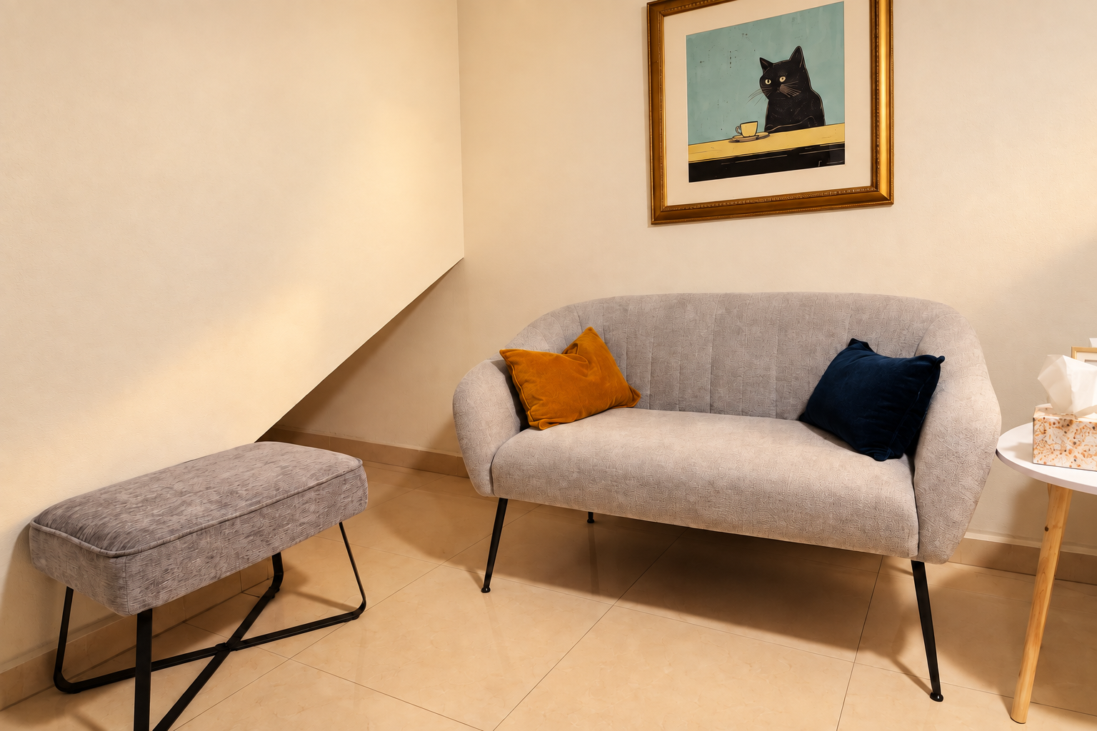 Consultorio de psicoterapia presencial en Cumbres, Monterrey, con sillón para pacientes