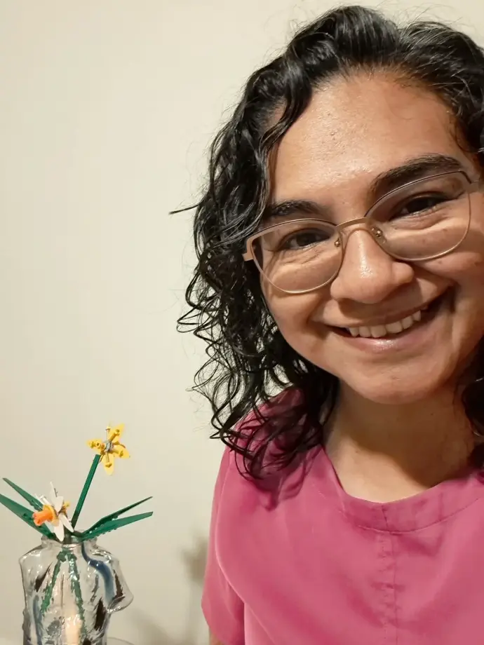 Itzel Cadena López en el consultorio de psicoterapia presencial